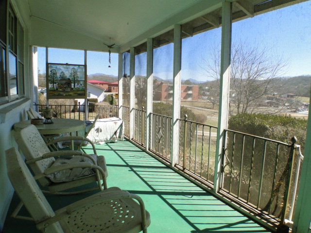  Home with screened in porch for sale in Franklin NC - Properties in Franklin NC
