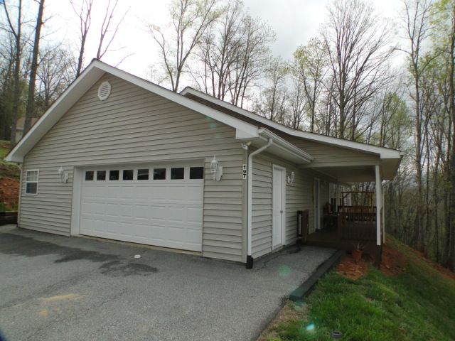 Single-level living at it's best in this beautiful 3 bedroom 2 bath home in Franklin, Franklin NC Homes for Sale, Franklin NC Realty