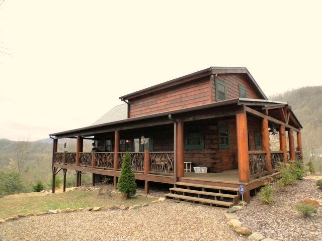 Absolutely perfect custom log home with stunning mountain views in Macon County NC, Bald Head Realty Franklin NC, 2149 North Skeenah Road Franklin NC