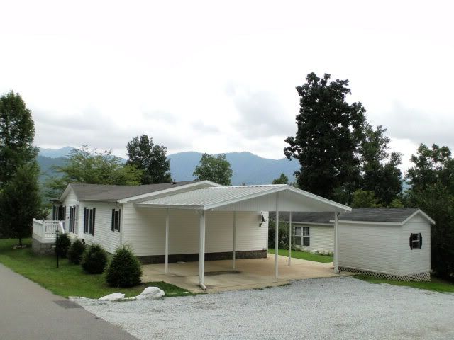 Immaculate 2 Bedroom, 2 bath doublewide in highly desirable Carolina Village, Franklin NC Real Estate, Otto NC Realty