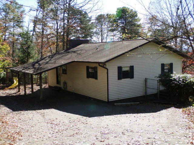 This is a DARLING Franklin NC home with 2 Bedrooms and 1 and a half Baths.