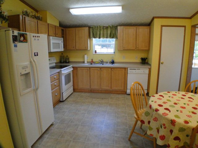 Welcome to the light bright and cheerful kitchen, 556 Park Ridge Drive Franklin NC, Mobile Homes for Sale in Franklin NC