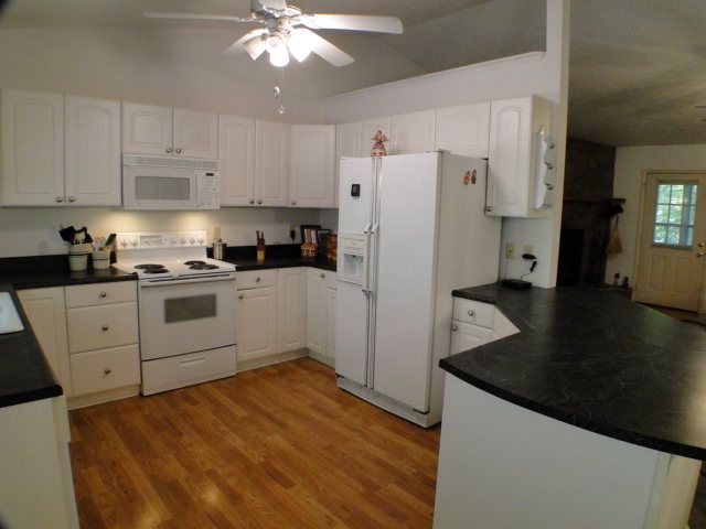 A bright and cheerful country kitchen in this beautiful 2 bedroom 2 bath home, Franklin NC Homes for Sale, Franklin NC Free MLS Search