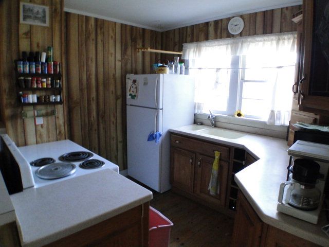 Quaint country kitchen with hardwood floors and eat-in dining, John Becker Realtor Franklin NC